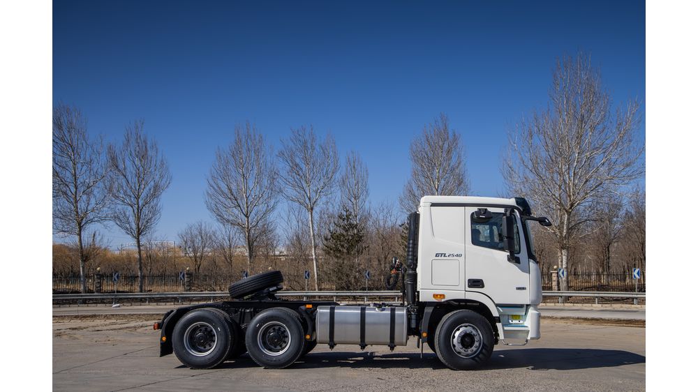 AUMAN GTL-E 6×4 Tractor — 3